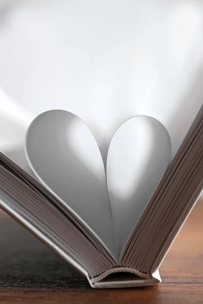 Corazón de páginas de libros — Foto de Stock