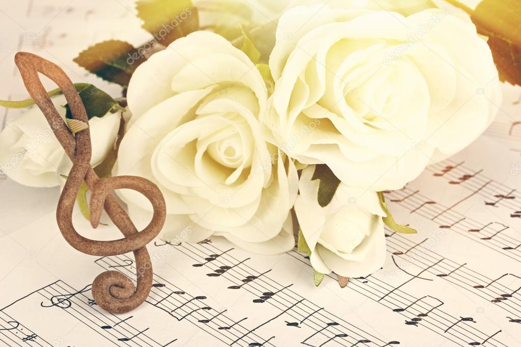 Clave de agudos y rosas en notas musicales 2022