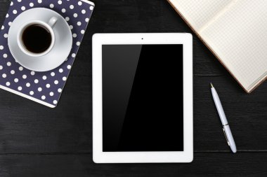 Dijital tablet fincan kahve ve defter ile