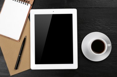 Dijital tablet fincan kahve ve defter ile