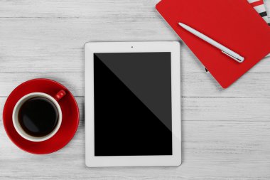 Dijital tablet fincan kahve ve defter ile