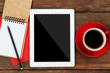 Dijital tablet fincan kahve ve defter ile