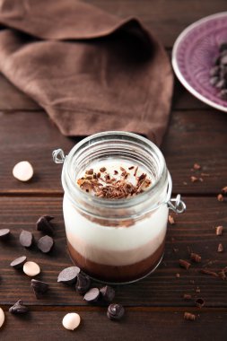 Lezzetli vanilya-çikolata mousse 