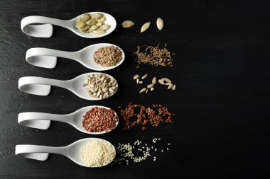 Kaşık içinde tohum çeşitleri 