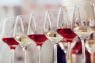 kırmızı ve beyaz şarap.