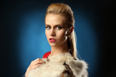 lüks kürk ile genç kadın