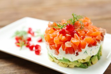 Plaka üzerinde lezzetli Somon tartar