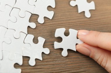 Parçalı bulmaca ile oynayan kadın