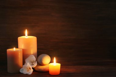 Yanan mumlar çiçeklerle 