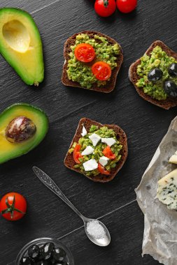 Sebze ile avokado sandviç 