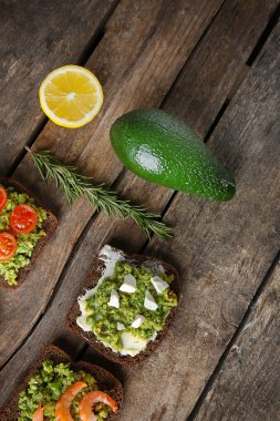 Sebze ile avokado sandviç 