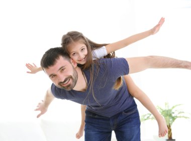 Baba ve kızı birlikte eğleniyorlar.