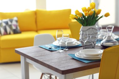 Yemek odasının içinde. 