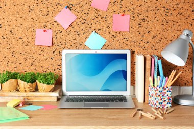 Çalışma alanı ile masa üstünde laptop