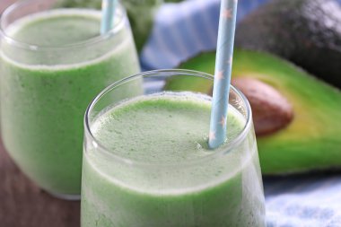 Ahşap masa üzerinde avokado güler yüzlü