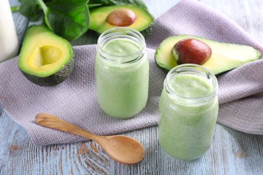 Ahşap masa üzerinde avokado güler yüzlü