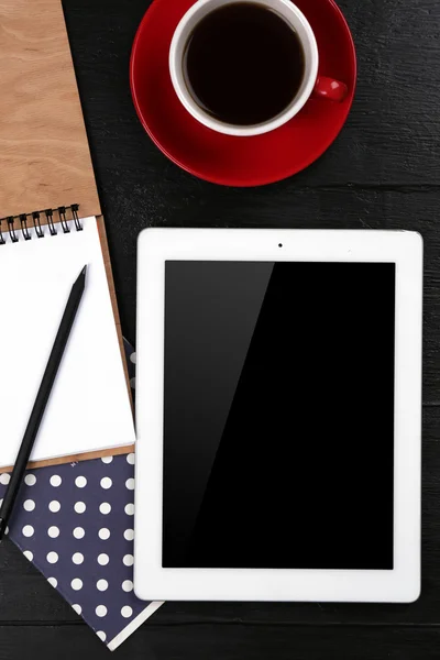 Digitale tablet met kopje koffie en notebook — Stockfoto
