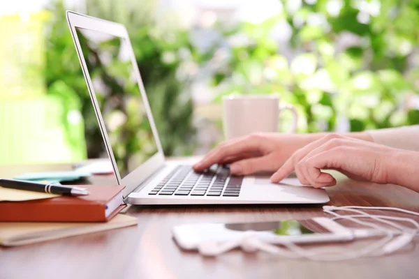 Mani femminili che lavorano con un computer portatile — Foto Stock