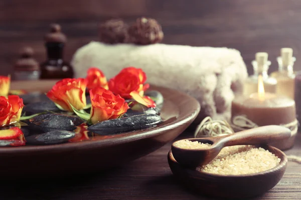 Ciotola Spa con acqua e fiori — Foto Stock