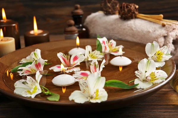 Spa bowl with water and flowers — Stock Photo, Image