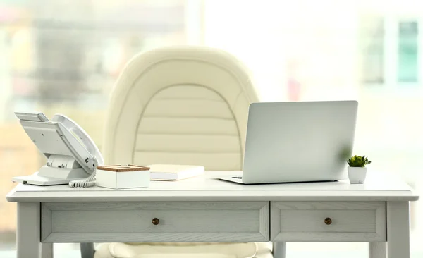 Tempat kerja dengan laptop di atas meja — Stok Foto