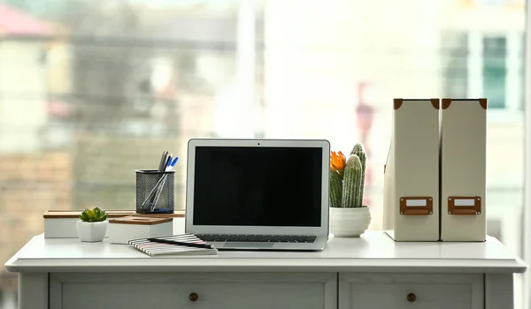 Bärbar dator på bordet på kontoret — Stockfoto