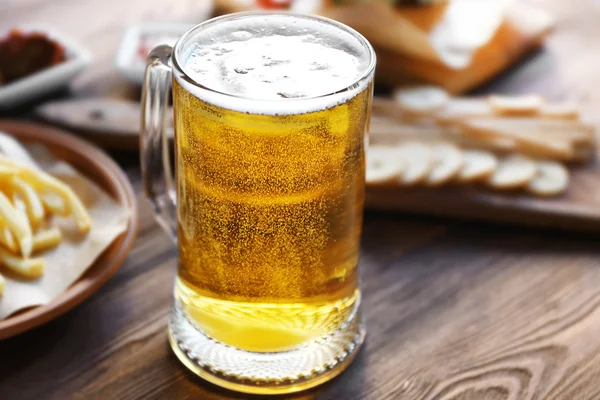 Glas mit leichtem Bier — Stockfoto