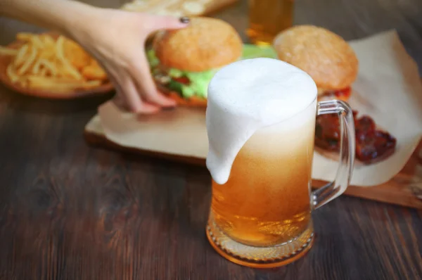 Glazen mok licht bier — Stockfoto