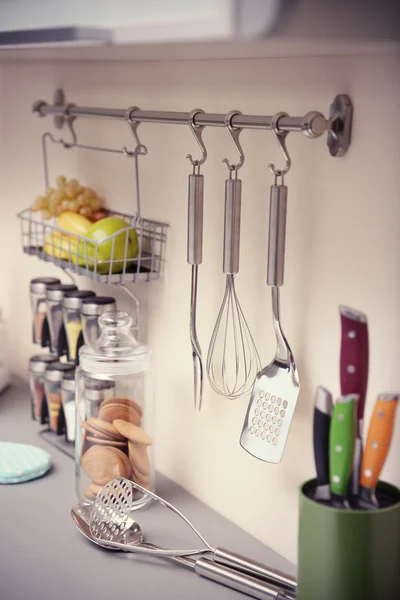 Besteckset hängt an der Wand — Stockfoto