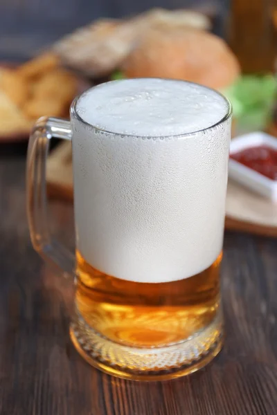 Glazen mok licht bier — Stockfoto