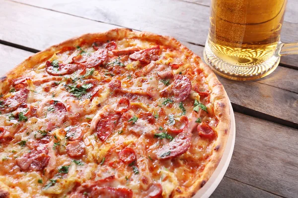 Lekkere pizza en bier glas — Stockfoto