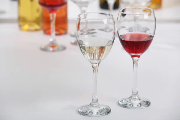 Красное и белое вино — стоковое фото