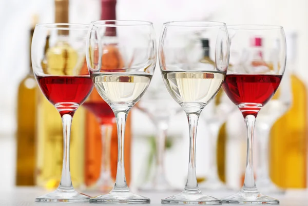 赤と白のワイン — ストック写真