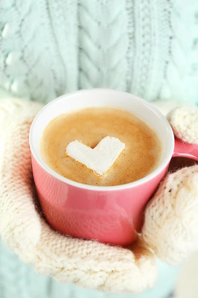 Händer som håller kopp varm cappuccino — Stockfoto