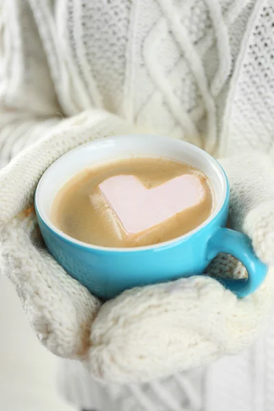 Mani che tengono tazza di cappuccino caldo — Foto Stock