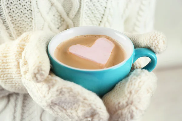 Mains tenant une tasse de cappuccino chaud — Photo