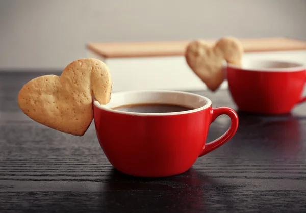 Kopje koffie op grijs — Stockfoto