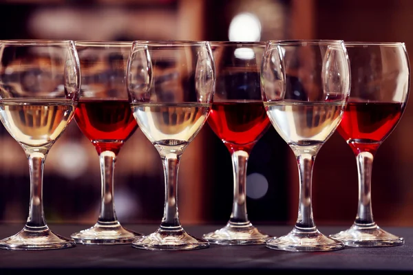 Glasses of red and white wine — Stock Photo, Image