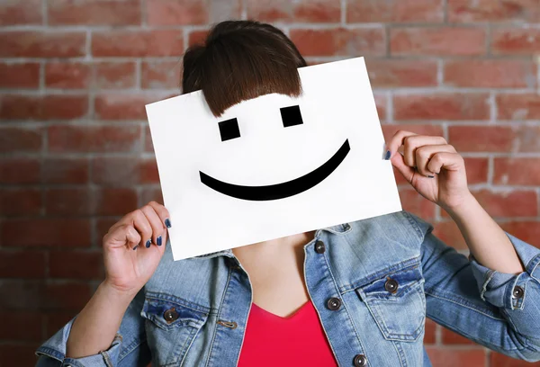 Donna che mostra un emoticon felice — Foto Stock