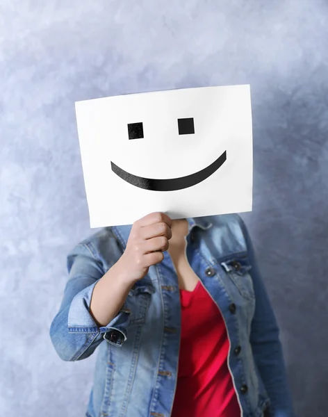 Mujer mostrando un emoticono feliz —  Fotos de Stock