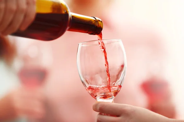 Versando il vino rosso nel bicchiere — Foto Stock