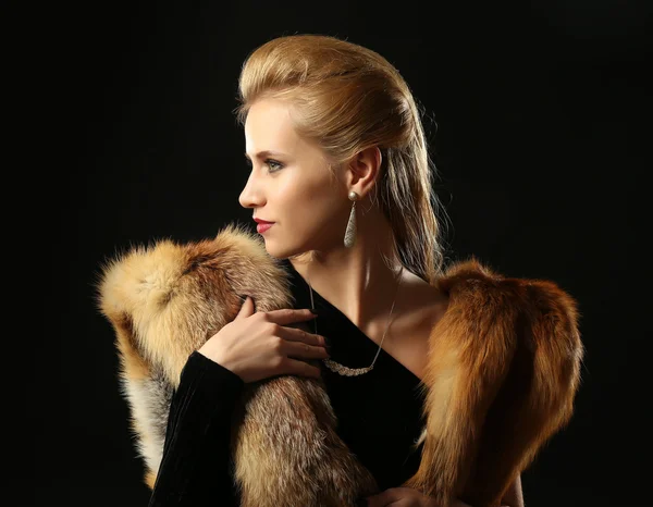 Junge Frau mit Luxus-Pelz — Stockfoto