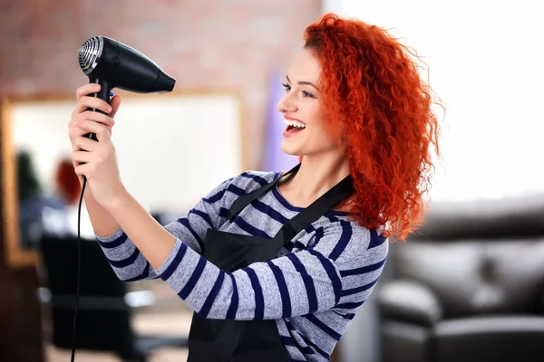 Cabeleireiro profissional com secador de cabelo — Fotografia de Stock