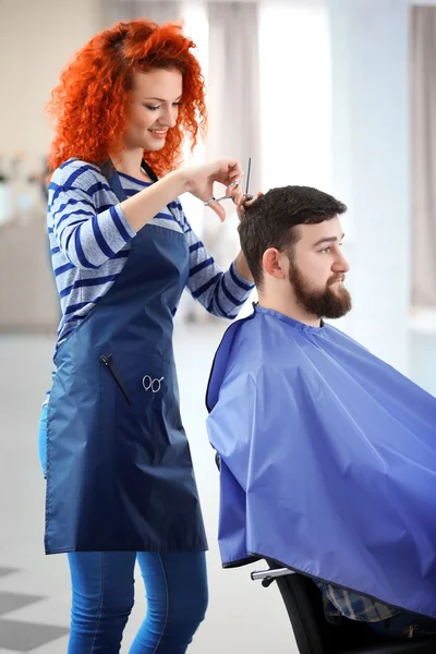 Coiffeur professionnel faisant une nouvelle coupe de cheveux — Photo