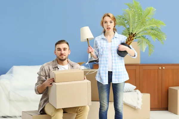 Casal se mudando em novo apartamento — Fotografia de Stock