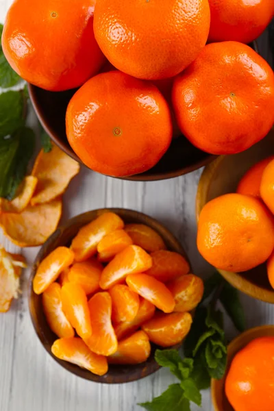 Pezzi di mandarino su tavola di legno — Foto Stock