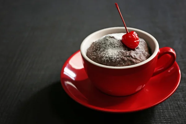 Gâteau au chocolat dans une tasse rouge avec une cerise — Photo