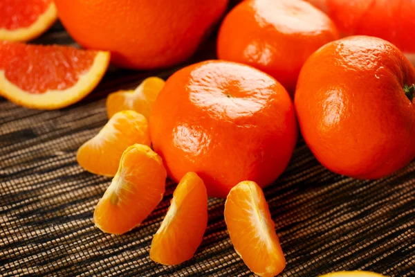 Stukjes mandarind op houten tafel — Stockfoto