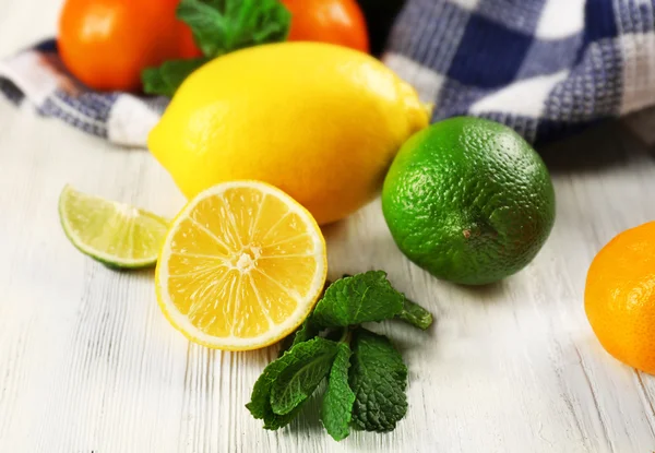 Different citrus fruits — Stock Photo, Image