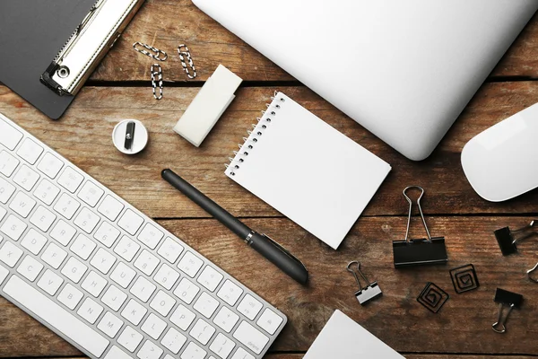 Conjunto de papelaria de escritório com computador — Fotografia de Stock